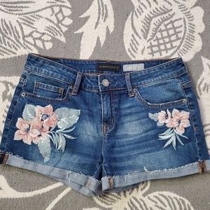 AERO Aeropostale sz 6 embroidered denim jean short